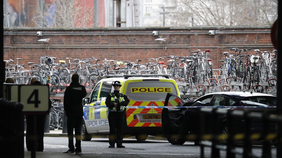 Policja podczas zabezpieczania dworca Waterloo w Londynie (zdj. arch.)