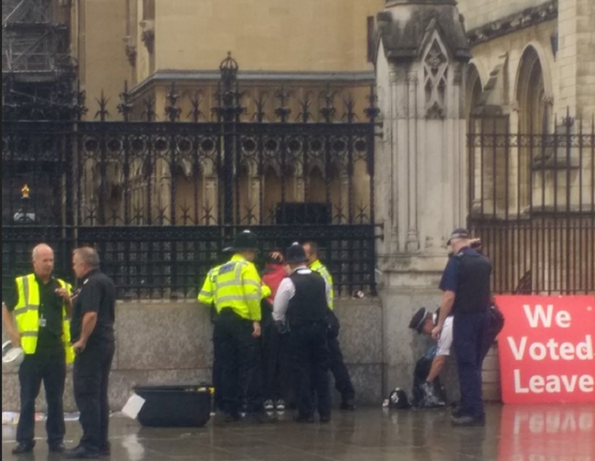 Wielka Brytania. Mężczyzna próbował się podpalić przed budynkiem parlamentu