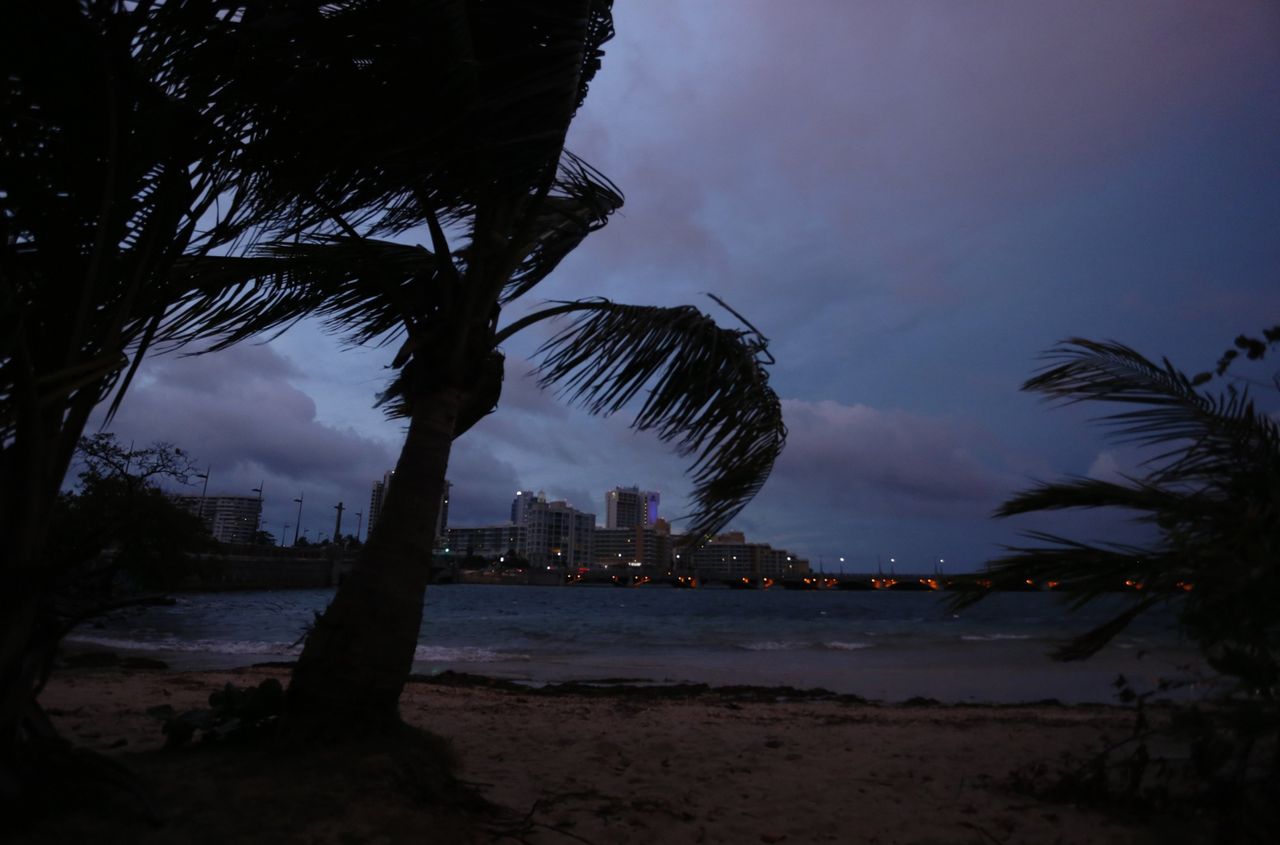 "Maria" pustoszy Puerto Rico. Brak prądu, rzeki zalewają ulice