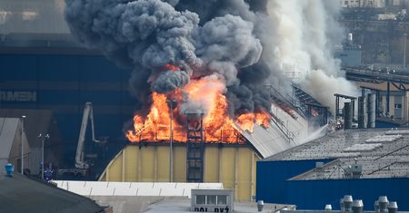 Gdynia. Ogromny pożar w porcie. Palą się magazyny zbożowe