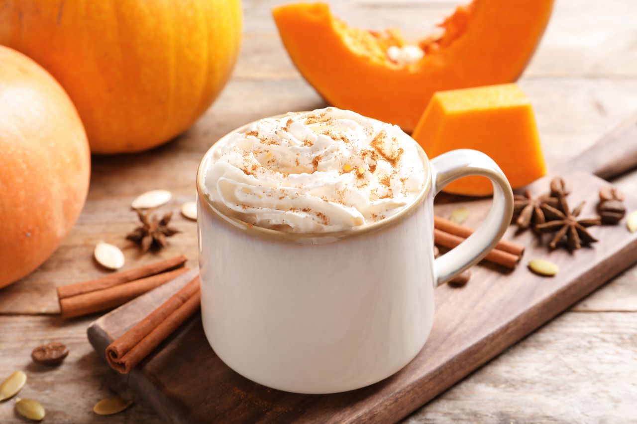 Pumpkin spice latte idealna na jesień. Sprawdź, jak przygotować dyniową latte