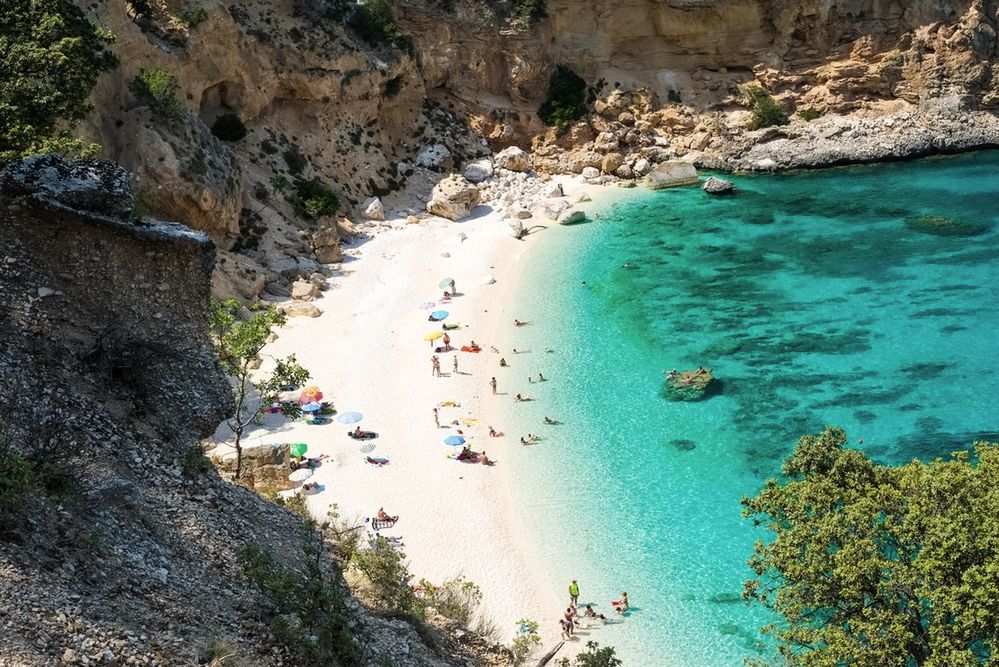 Cala Biriola oblegana przez turystów. Jest tak piękna, że wprowadzono limity