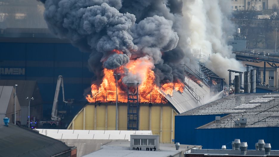 Gdynia. W porcie palą się magazyny zbożowe. Trwa akcja strażaków