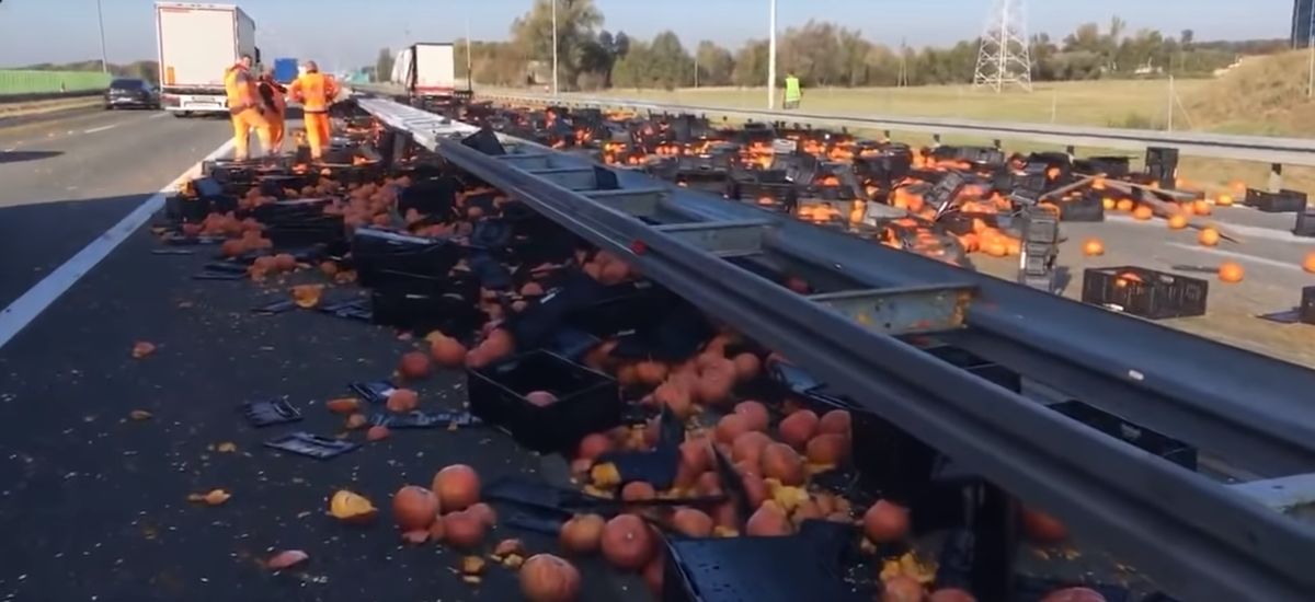 Dynie zablokowały autostradę A2 w kierunku Poznania. Wypadły z ciężarówki