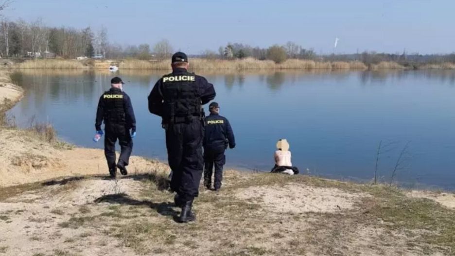 Czeska policja patroluje okolice i sprawdza, czy mieszkańcy przestrzegają zasad bezpieczeństwa