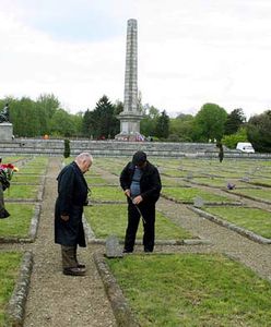 Polski MSZ o spaleniu wieńców: to nie był akt wandalizmu