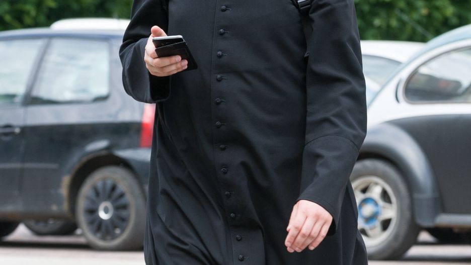 Ksiądz z Wałbrzycha wysyłał do ministranta sprośne esemesy