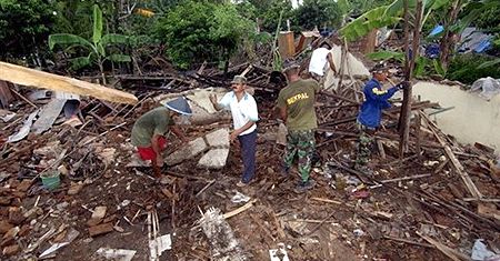 Prawie 100 ofiar śmiertelnych powodzi w Indonezji
