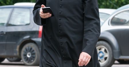 Ksiądz wysyłał pornograficzne SMS-y do ministranta. Czekał, aż skończy 18 lat
