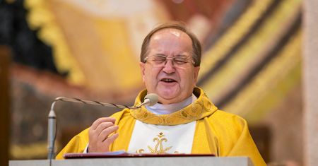 Szczodra ręka PiS. Ojciec Rydzyk dostał kolejne pieniądze