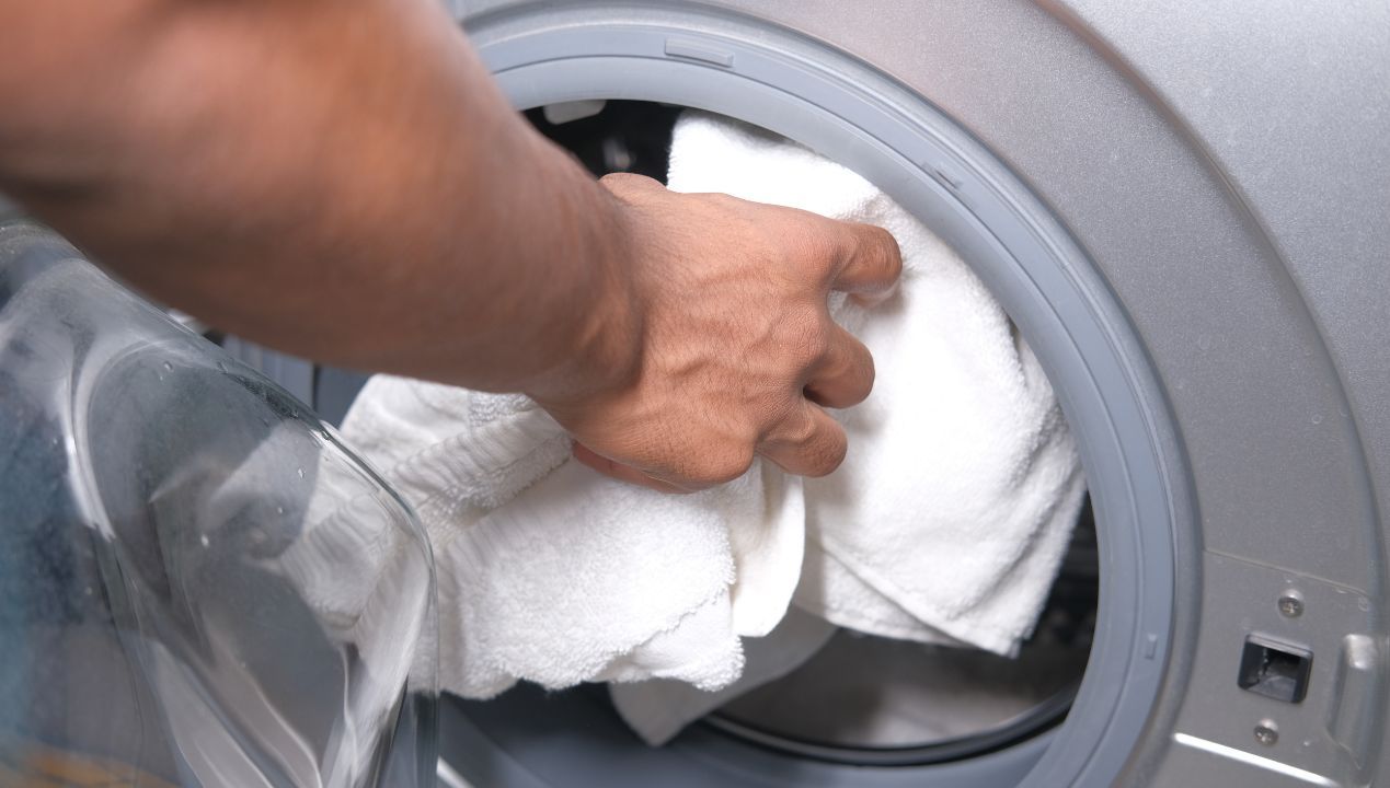 Wlej do pralki zamiast płynu do płukania. Ręczniki nie będą już śmierdzieć po praniu, czy pierwszym użyciu