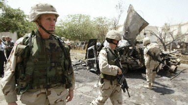 Generał Mark Kimmitt z żołnierzami USA już po powrocie do Bagdadu