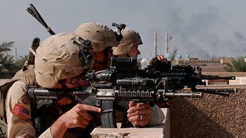 Żołnierze amerykańscy na dachu domu w Falludży