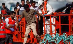 To dlatego uchodźcy szturmują Europę? Kłamstwa przemytników