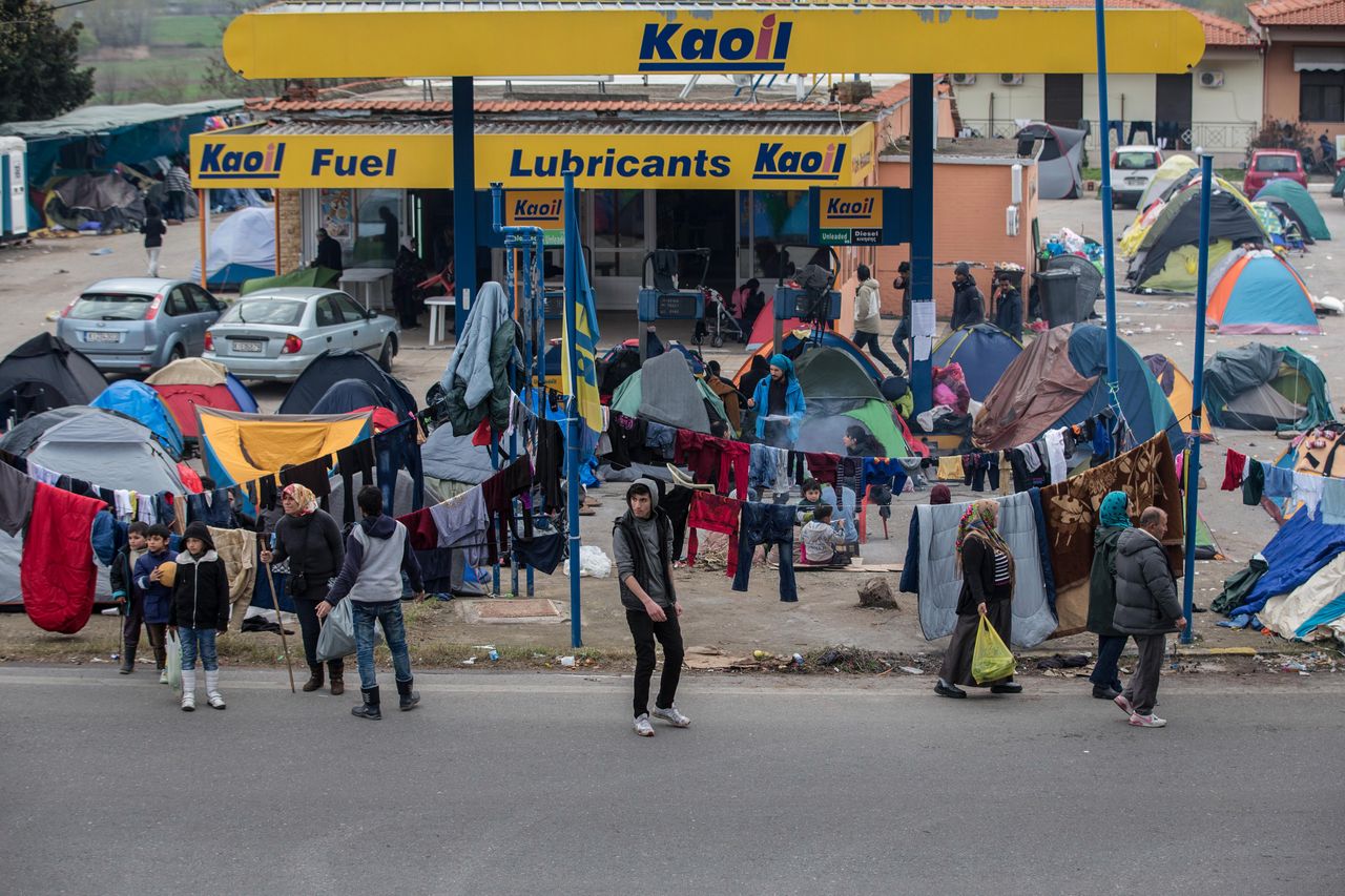 Uchodźcy przejęli stację benzynową. Koniec z tankowaniem