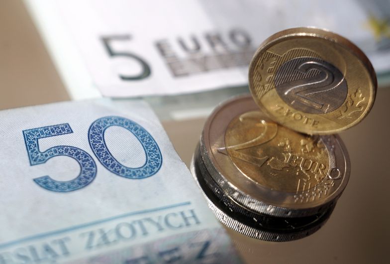 We wtorek złoty umacniał się do euro, dolara i franka. 