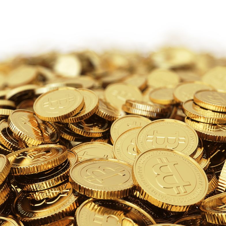 Stos monet bitcoin.