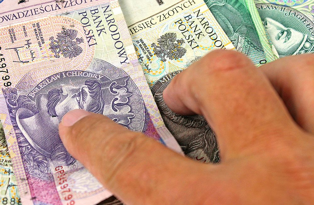 Polacy tracą tysiące zł. Banki chcą zaostrzenia przepisów