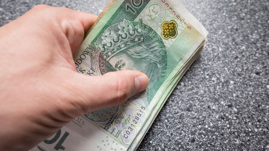 Bank wyprasza klientów za pieniądze.