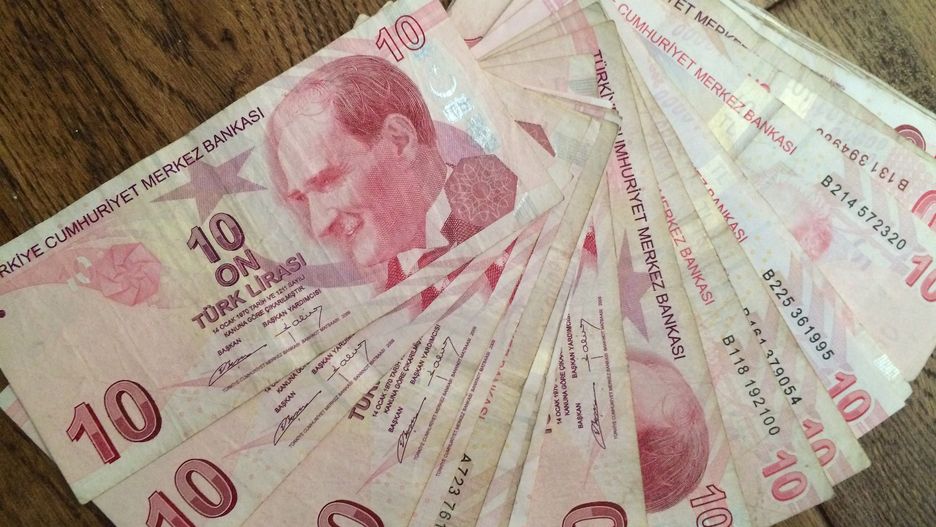 Banknoty liry tureckiej.
