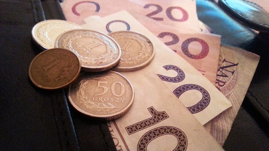 Aż 17,5 proc. zatrudnionych w Polsce zarabia co najwyżej połowę przeciętnego wynagrodzenia, czyli 2 173,38 zł brutto miesięcznie