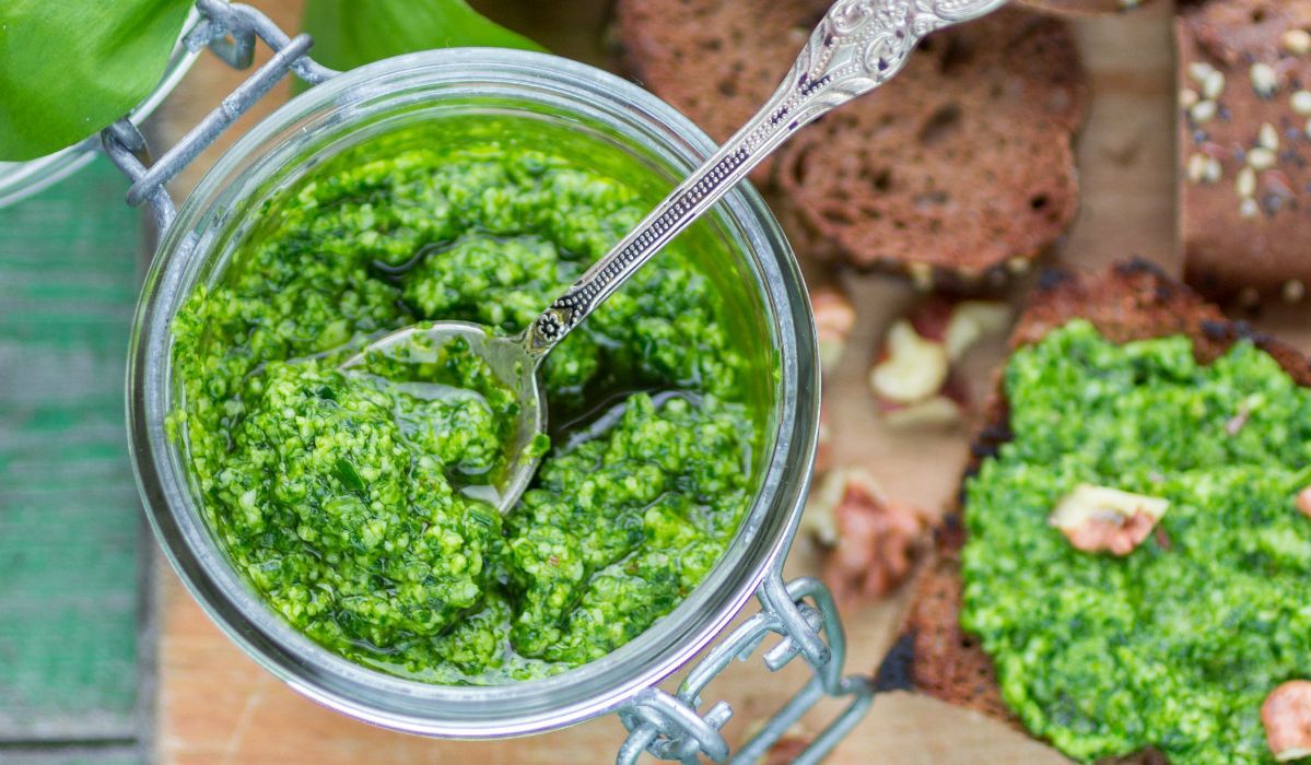 Pesto z czosnku niedźwiedziego, które pasuje do wszystkiego! Przepis jest banalnie prosty