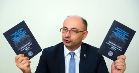 Nietypowy prezent dla pasażerów lotu do Tel Avivu. Dostaną książkę o Żydach w Polsce