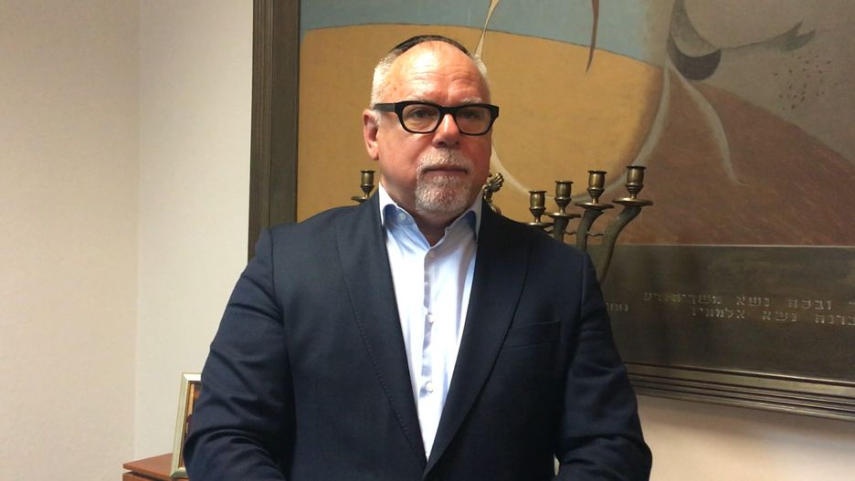 Lesław Piszewski w swoim biurze