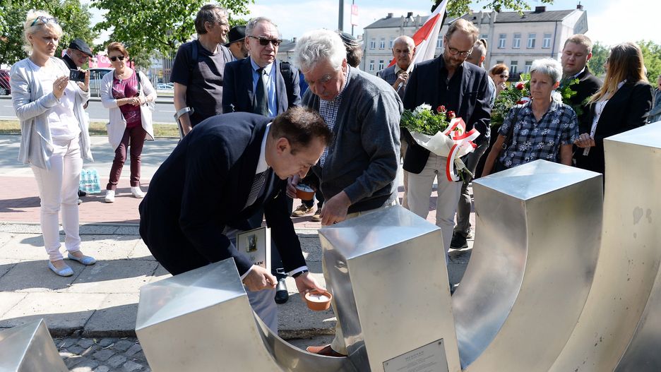 Artur Hofman podczas uroczystości przed kieleckim pomnikiem "Menora"