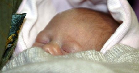 Coraz więcej dzieci z małżeństw. Samotność matki pod lupą