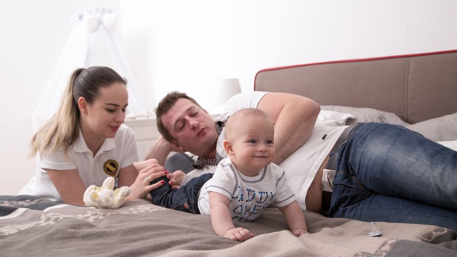 Jeśli jedno z rodziców pracuje za granicą, urząd musi sprawdzić, czy nie pobiera tam innych świadczeń na dzieci