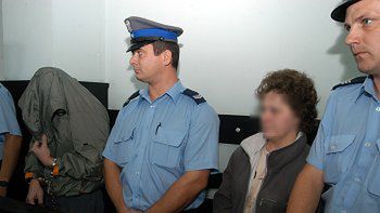 Sąd zakazał też rodzicom osobistych kontaktów z córkami