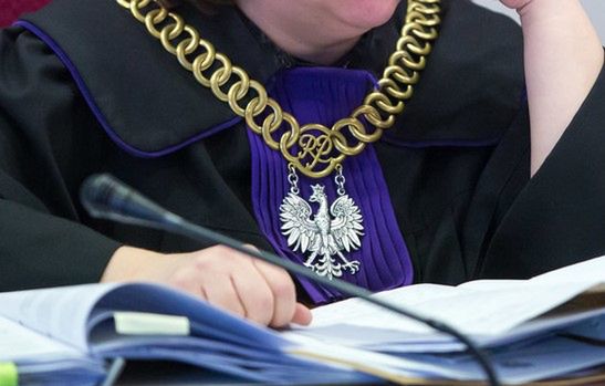 Zawiercie. Pijana sędzia uderzyła autem w drzewo. Jest reakcja