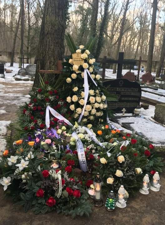 Grób Ireny Dziedzic tuż po pogrzebie. Dziś pozbawiony jest tylu kwiatów i zniczy. 