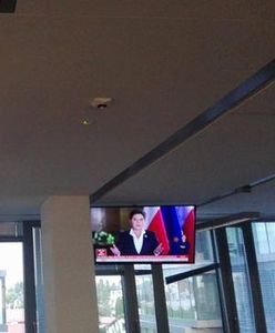 Orędzia prezydenta i premier w różnych stacjach w odwrotnej kolejności. To naruszenie precedencji