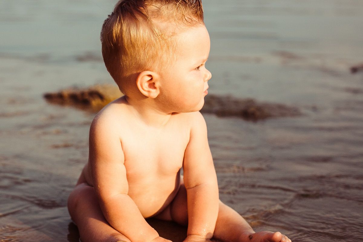 Czy nagie dzieci na plaży są bezpieczne? Fot. Freepik