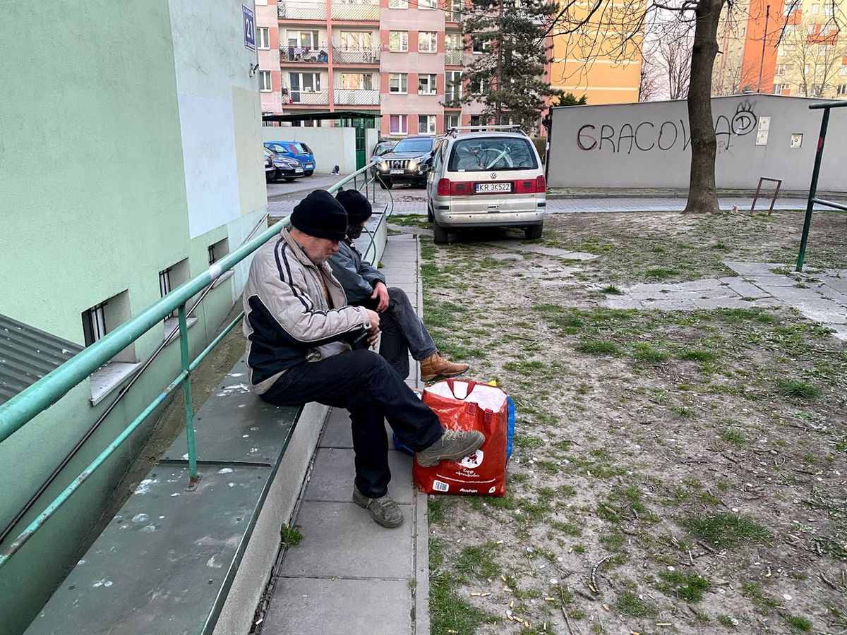 Bezdomni w czasach koronawirusa. "Jest gorzej, niż w stanie wojennym. Jesteśmy podwójnie samotni"