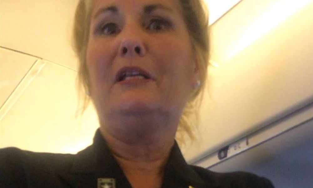 Stewardessa usunęła pasażerów z amerykańskiego samolotu. Poszło o smartfona