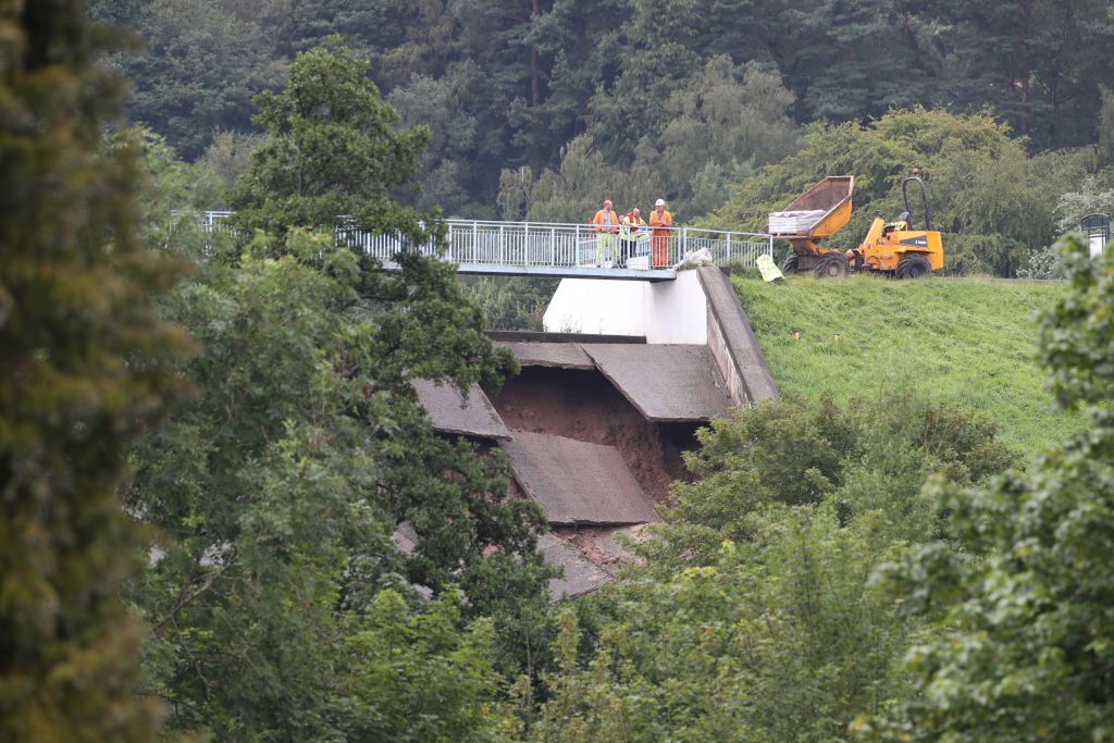 Wielka ewakuacja w Whaley Bridge. 6,5 tys. osób zagrożonych podtopieniem