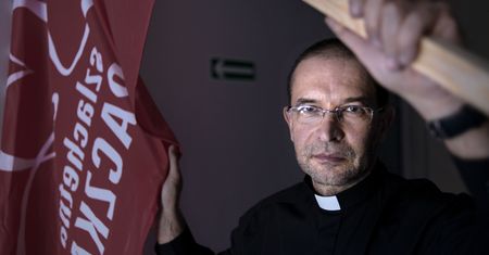 NEWS WP. Ksiądz Stryczek składa rezygnację. Nie jest już prezesem "Szlachetnej Paczki"