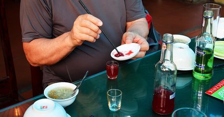 Polacy sprawdzili, jak smakuje bijące serce węża. "Niektórzy sugerują, by popić drinkiem z krwi"