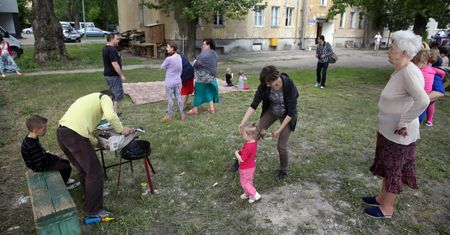 Polacy o adopcji dziecka przez pary jednopłciowe. Zaskakujące wyniki sondy