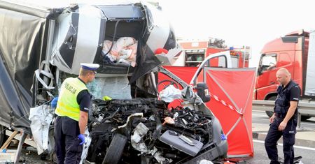 A4 zablokowana. Bus wbił się w ciężarówkę, kierowca nie żyje