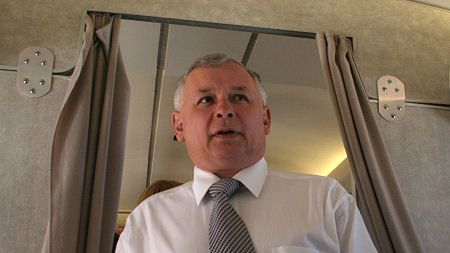 Premier Jarosław Kaczyński na pokładzie rządowego TU-154 M