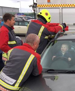 Dziecko zatrzaśnięte w samochodzie. Jego reakcja zaskoczyła wszystkich