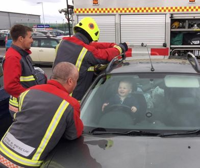 Dziecko zatrzaśnięte w samochodzie. Jego reakcja zaskoczyła wszystkich