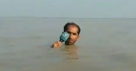 Fala powodzi w Pakistanie. Nagranie reportera robi furorę w sieci