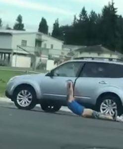 Uparty złodziej, czy walczący o swoje? Chciał wejść do jadącego samochodu