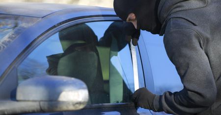 Roztropny kierowca ucieka przed złodziejami samochodów