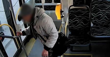 Gorzów Wielkopolski: kobieta zostawiła w autobusie 14 tys. zł. Odzyskała tylko część